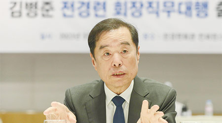 김병준 전경련 회장 직무대행이 5월 18일 열린 기자간담회에서 발언하고 있다. (전경련 제공)