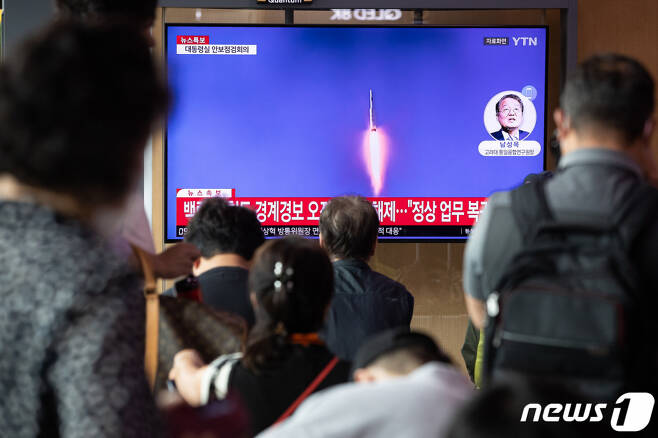 북한이 '우주 발사체'를 발사한 31일 서울역에서 시민들이 관련 뉴스를 시청하고 있다.  /사진=뉴스1