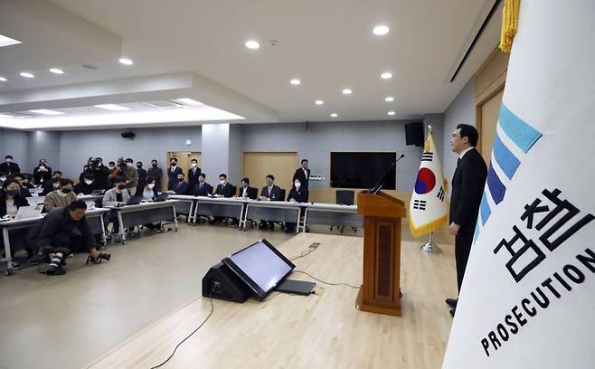 [서울=뉴시스] 최진석 기자 = 구상엽 서울남부지방검찰청 제1차장검사가 13일 오전 서울 신정동 서울남부지방검찰청 브리핑실에서 병역면탈 및 병무비리 사건 종합수사결과 브리핑을 하고 있다. 2023.03.13.