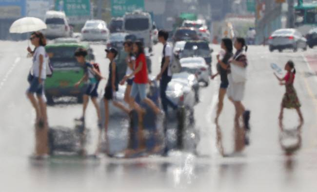 전문가들은 세계 날씨를 변화시키는 엘니뇨 현상은 예상보다 더 오래 지속하고 인류에 더 많은 피해를 내고 있다고 경고하고 있다. 사진 위쪽부터 아래로 아르헨티나 엔트레리오스 지역에 내린 폭우로 상가와 주택 옆 도로가 침수된 상황. 지구의 허파로 불리는 브라질 열대우림 아마존 일대에 발생한 산불과 연기. 폭염 경보가 발령된 서울 지역 한 도로 위에 지열로 인한 아지랑이가 피어오르는 모습.  AP연합뉴스