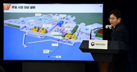 　 일본 후쿠시마 오염수 시찰단장인 유국희 원자력안전위원장이 31일 오전 서울 종로구 정부서울청사에서 현장 시찰단 주요활동 결과를 설명하고 있다. 문호남 기자