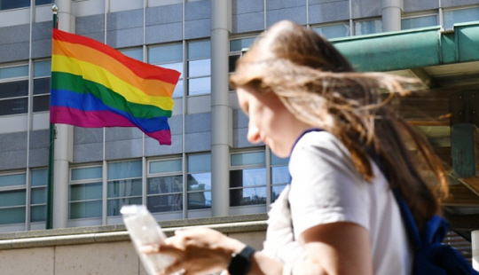 모스크바 주재 영국 대사관에 걸린 LGBT 상징 무지개 깃발. 타스·연합뉴스