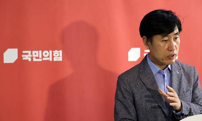 하태경 국민의힘 시민단체 선진화특위 위원장이 30일 국회에서 특위 회의 결과를 설명하고 있다. [연합]