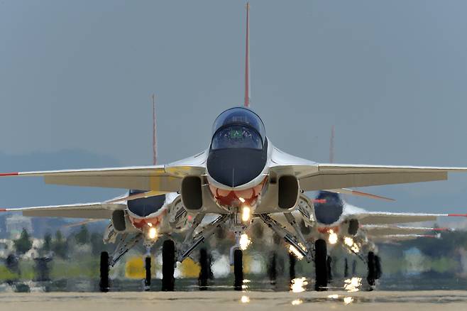 공지통신무전기 성능개량사업을 통해 고등훈련기인 T-50 계열 항공기에 항재밍 및 보안기능이 강화된 무전기가 탑재된다. [한국항공우주산업(KAI) 제공]