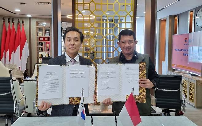 [대전=뉴시스] KISTI 김재수 원장(왼쪽)과 Suharyanto 인도네시아 재난관리청장이 양해각서(MOU)를 체결한 뒤 기념촬영을 하고 있다.(사진=KISTI 제공) *재판매 및 DB 금지