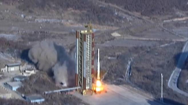 지난 2016년 2월 북한 조선중앙TV가 공개한 '광명성호' 발사 모습. 연합뉴스