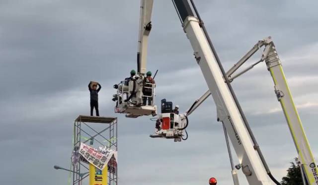 ▲경찰이 31일 포스코 하청노동자들의 고공농성장을 진압하는 과정에서 김준영 금속노련 사무처장이 저항하고 있는 모습. ⓒ금속노련 제공 영상 갈무리