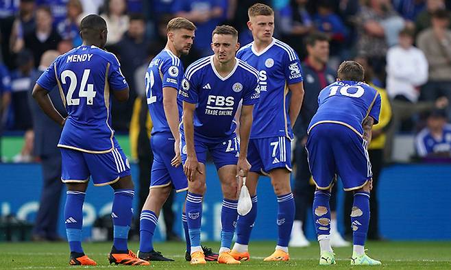 레스터 시티 선수들이 지난 29일 영국 레스터 캉파워스타디움에서 열린 웨스트햄 유나이티드와 2022∼2023 EPL 최종 라운드에서 강등이 확정된 뒤 낙담하고 있는 모습. 런던·레스터=AP연합뉴스