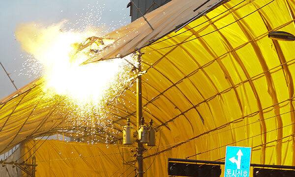 지난 2015년 10월 광주 북구 임동 한 마트 공사장에서 강풍으로 무너진 가림막이 전봇대와 충돌하며 폭발하고 있다. 광주=뉴스1