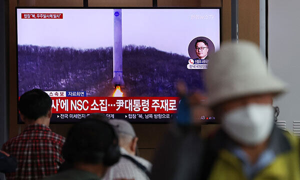 31일 서울역 대합실에 시민들이 발사 소식을 전하는 뉴스를 시청하고 있다. 연합뉴스