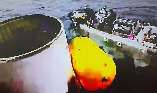 합동참모본부는 북한이 발사한 이른바 우주발사체 일부를 해상에서 인양하고 있다고 31일 밝혔다. 사진은 '북 주장 우주발사체' 일부로 추정되는 물체.   합동참모본부 제공.