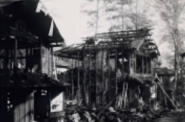 1963년 화재 당시 잿더미로 변한 공장. 요넥스는 3일 만에 생산을 재개했고 이후 세계적인 스포츠브랜드로 성장했다. 요네야마 미노루의 모토 중 하나는 "만약 넘어지면, 더 큰 사람이 돼 일어나라”였다.