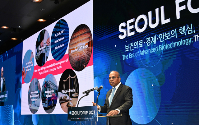 수브라 수레시 휴렛팩커드 이사회 의장이 31일 서울 광장동 그랜드&비스타워커힐호텔에서 열린 ‘서울포럼 2023’에서 ‘기술과 바이오의학 그리고 인류’를 주제로 기조강연을 하고 있다. 이호재 기자