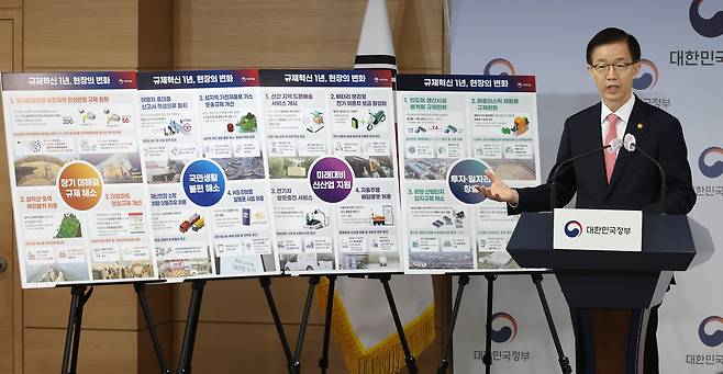 방문규 국무조정실장이 5월10일 ‘규제혁신 1년, 현장의 변화’ 브리핑을 하고 있다.ⓒ연합뉴스