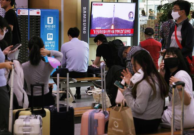 북한이 31일 오전 6시29분께 평안북도 동창리 일대에서 남쪽 방향으로 북한이 주장하는 우주발사체를 발사했다고 합동참모본부가 밝혔다. 이날 오전 서울역 대합실 TV에 서울 전역에 경계 경보가 내렸다는 뉴스속보가 나오고 있다. 이후 행안부는 "서울특별시에서 발령한 경계경보는 오발령"이라고 정정했다. ⓒ 연합뉴스