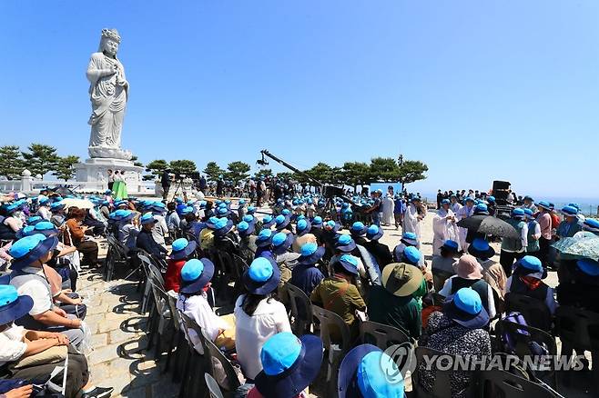 설악당 무산 대종사 부도탑 제막식 및 5주기 다례제 (양양=연합뉴스) 이종건 기자 = 신흥사 조실 설악당 무산 대종사 부도탑 제막식 및 5주기 다례제가 31일 양양 낙산사 해수관음상 앞에서 열리고 있다.
    2023.5.31 momo@yna.co.kr