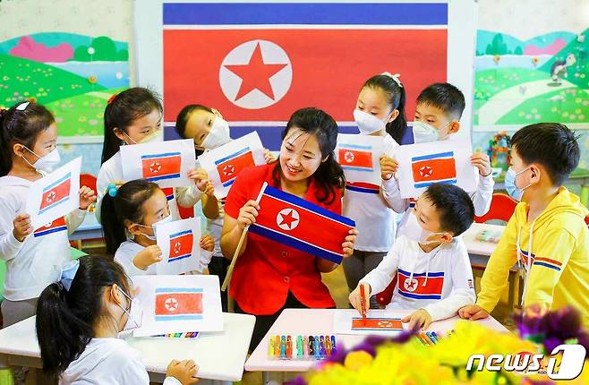 (평양 노동신문=뉴스1) = 북한 노동당 기관지 노동신문은 1일 사회주의 국가들의 '국제아동절'을 맞아 아이들을 조명하며 "조국의 미래로 활짝 피어라"라고 당부했다. [국내에서만 사용가능. 재배포 금지. DB 금지. For Use Only in the Republic of Korea. Redistribution Prohibited] rodongphoto@news1.kr