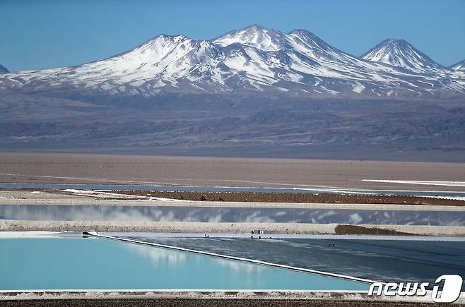 칠레 아타카마 사막의 아타카마 염원에 있는 리튬 광산. <자료사진>18.08.16 ⓒ 로이터=뉴스1 ⓒ News1 김예슬 기자
