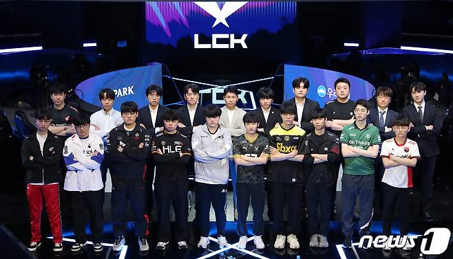 1일 오후 서울 종로구 롤파크에서 열린 2023 리그 오브 레전드 챔피언스 코리아(LCK) 서머 미디어데이에 참가한 팀 프로게이머들과 감독들이 우승을 다짐하며 기념 촬영을 하고 있다. 2023.6.1/뉴스1 ⓒ News1 김진환 기자