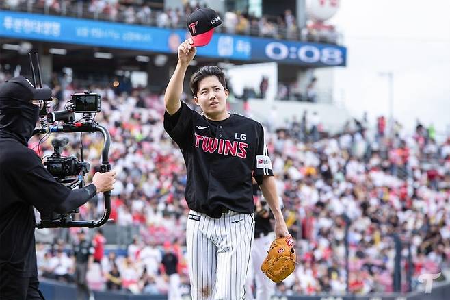 LG 선발투수 임찬규가 지난달 28일 광주 KIA전에서 호투를 펼친 후 관중들의 박수에 화답하고 있다. 제공 | LG 트윈스