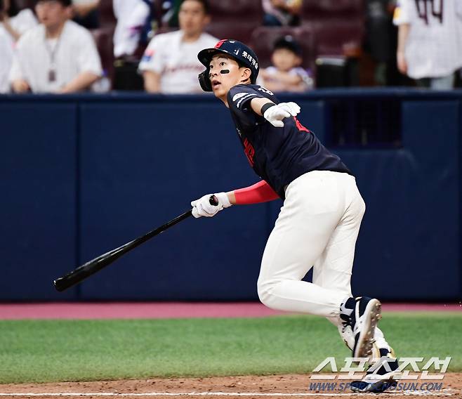 26일 고척스카이돔에서 KBO리그 키움과 롯데의 경기가 열렸다. 8회 선두타자로 나와 2루타를 날리고 있는 김민석. 고척=송정헌 기자songs@sportschosun.com/2023.05.26/