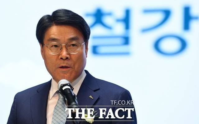 최정우 포스코그룹 회장이 취임 초부터 내세운 경영철학 '기업시민'이 직원 내부 사건 사고 확산과 더불어 지역주민과의 갈등으로 '공염불'에 그칠 것이란 우려가 나온다. /더팩트 DB