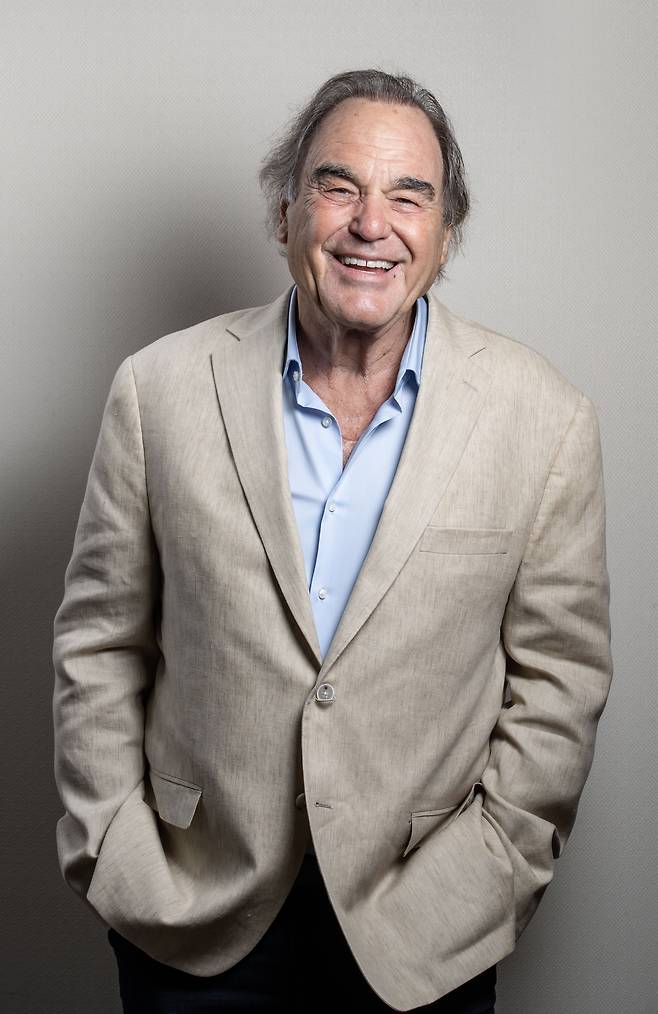 지난 19일 서울 중구의 한 호텔에서 만난 올리버 스톤 감독은 ‘정치적으로 민감한 주제를 선택하는 데 주저함은 없었느냐’는 질문에 “전혀 없었다”며 “사람들이 진실을 아는 게 무엇보다 중요하다”고 했다./이태경 기자