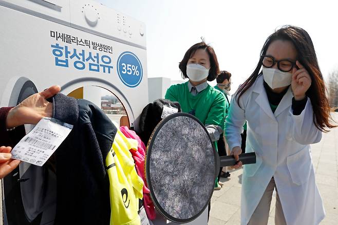 소비자기후행동 구성원들이 세계 물의 날을 맞아 지난 3월 22일 서울 여의도 한강공원에서 미세플라스틱 저감을 위한 시민 행동을 촉구하는 깨끗한 바다 만들기 세이브 디 오션(SAVE THE OCEAN) 캠페인의 일환으로 미세플라스틱 오염의 심각성을 알리는 퍼포먼스를 펼치고 있다./뉴스1