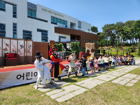 논산열린도서관 앞마당에서 지난달 31일 열린 어린이 마당극 '우렁각시' 공연이 어린이들의 적극적인 참여와 열띤 호응속에 성황리에 마무리됐다. 사진=논산시 제공