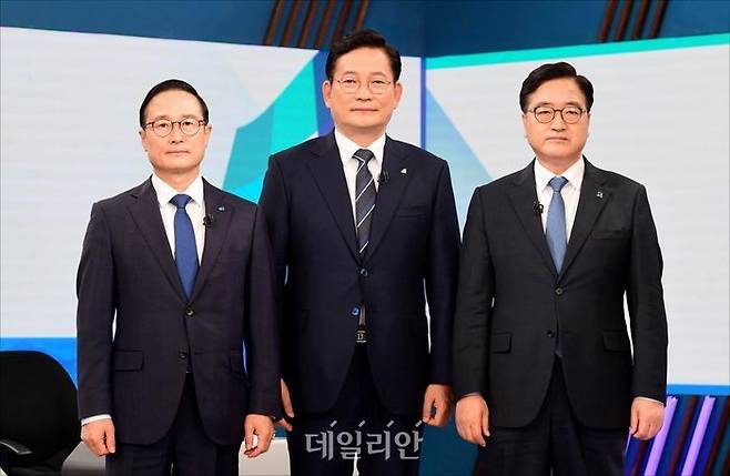 지난 2021년 더불어민주당 전당대회 기간인 2021년 4월 27일 서울 여의도 KBS에서 열린 더불어민주당 당 대표 후보자 토론회에서 홍영표(왼쪽부터), 송영길, 우원식 후보가 나란히 서 있다. ⓒ국회사진취재단