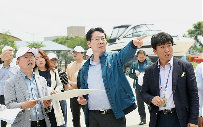 ‘제13회 화성 뱃놀이 축제’ 개막을 앞두고 행사장 일대를 점검하고 있는 정명근 시장(가운데).ⓒ화성시