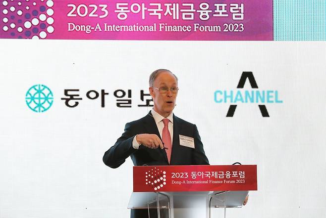 31일 서울 중구 롯데호텔에서 열린 ‘2023 동아국제금융포럼’에서 지난해 노벨 경제학상 수상자인 더글러스 다이아몬드 미국 시카고대 경영대학원 교수가 기조강연을 하고 있다. 이훈구 기자 ufo@donga.com