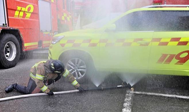 전기차 화재 진압용 노즐을 활용해 훈련 중인 모습. 출처=창원소방본부