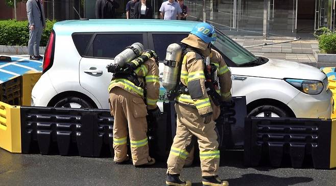 조립형 이동식 수조로 전기차 화재를 진압하는 훈련 중인 소방당국. 출처=창원소방본부