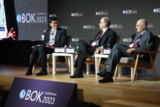 이창용(왼쪽) 한국은행 총재가 1일 서울 중구 한국은행에서 열린 2023년 BOK 국제컨퍼런스 오프닝세션에서 나라야나 코첼라코타(가운데) 교수, 토마스 사전트 교수와 정책 대담을 하고 있다. [한국은행 제공]