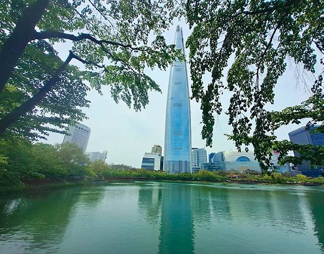 롯데타워 잠실도를 육지화하는 과정에서 석촌호수만 남은 옛 한강 본류 부근에 건축한 롯테타워.