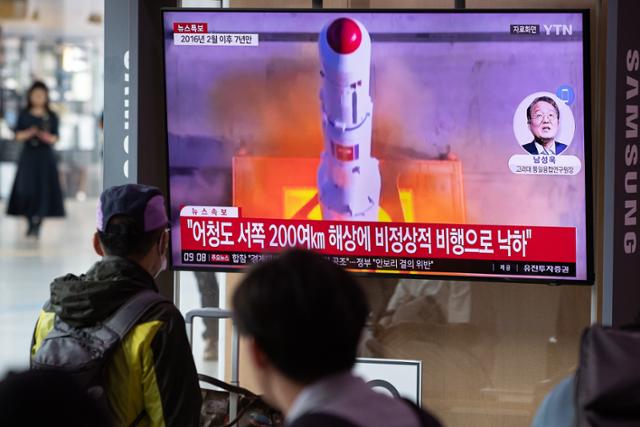 북한이 우주 발사체를 발사한 31일 서울역에서 시민들이 관련 뉴스를 시청하고 있다. 뉴스1