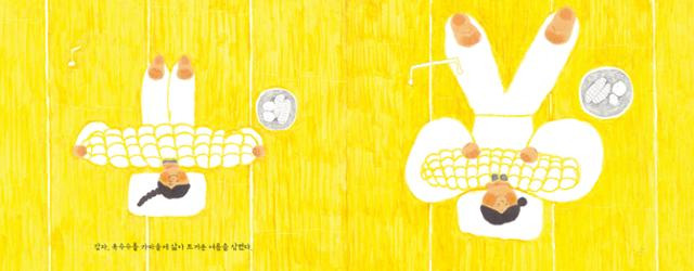 할머니와 손녀가 쨍한 여름날 평상에 누워 제 몸보다 큰 옥수수를 해치우고 있다. 북극곰 제공