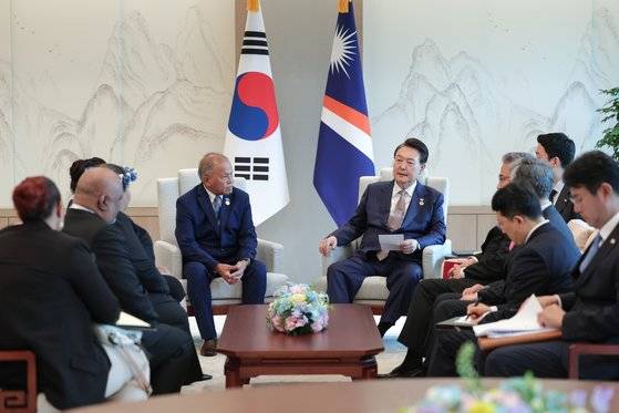 지난달 29일 2023 한·태평양도서국 정상회의를 앞두고 윤석열 대통령(오른쪽에서 여섯 번째)과 데이비드 카부아(왼쪽에서 다섯 번째) 마셜제도 대통령이 회담을 했다. 이 자리엔 이쇼다 대사(왼쪽 두 번째)도 배석했다. 대통령실 제공