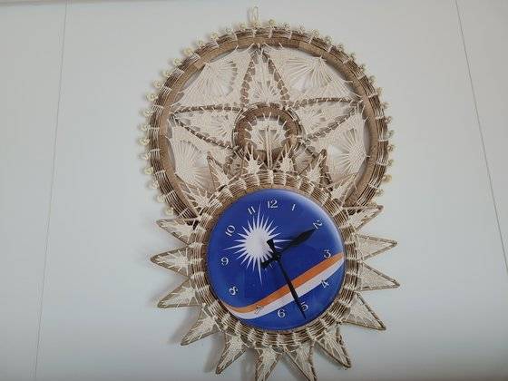 마셜제도의 국기를 배경으로 만든 시계와 코코넛·히비스커스잎 등으로 만든 수공예품 '아미모노' 일본 위임통치를 받았던 마셜제도에선 일본어가 종종 사용된다. 김선미 기자