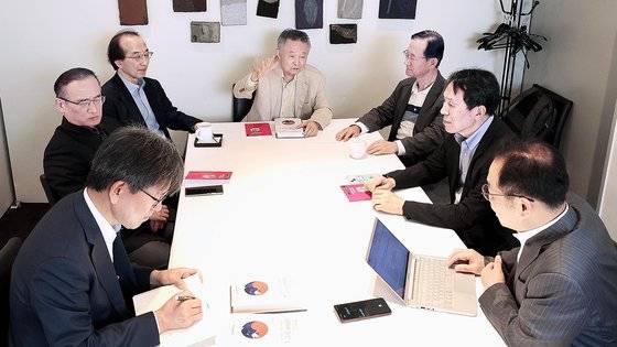박명림 연세대 교수, 위성락 재단 사무총장, 박영호 전 강원대 교수, 백영철 건국대 명예교수, 권만학 경희대 명예교수, 전봉근 국립외교원 교수(왼쪽부터)가 한반도 포럼의 28년 활동사를 담은 『한반도 평화와 통일』 발간을 기념해 좌담회를 하고 있다. 장진영 기자