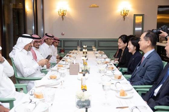 한화진 환경부 장관을 만난 칼리드 알 팔리(Khalid Al-Falih) 사우디아라비아 투자부 장관이 한국 기업이 개발한 커피 찌꺼기 목재 샘플을 만져보고 있다. 사진 환경부