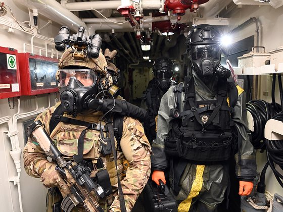 31일 제주에서 열린 확산방지구상(PSI) 해양차단훈련에서 해군 특전단 특임대와 국군화생방사령부의 특임대가 의심선뱍을 수색하는 모습. 해군.