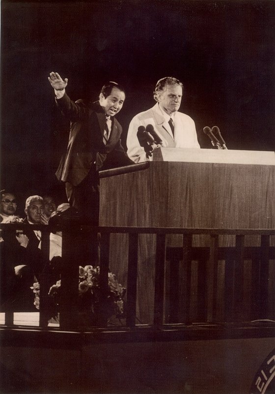1973년 빌리 그레이엄 목사(오른똑)와 김장환 목사가 전도대회에서 설교하고 있다. 중앙포토