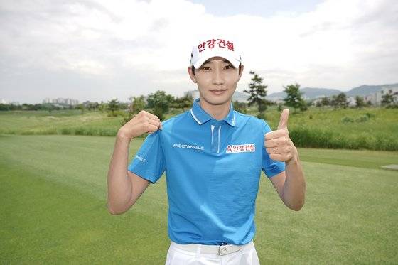 와이드앵글 골프웨어를 입고 포즈를 취하고 있는 김시원 프로선수