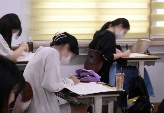 2024학년도 대학수학능력시험 6월 모의평가가 실시된 1일 오전 서울 영등포구 여의도여고에서 학생들이 교실에서 시험을 준비하고 있다. 뉴스1