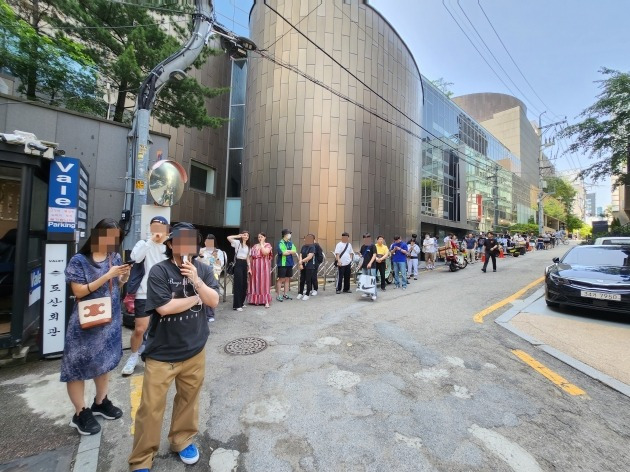 31일 인앤아웃 매장 뒤편 건물 너머로 줄이 길게 늘어섰다./사진=이현주 기자