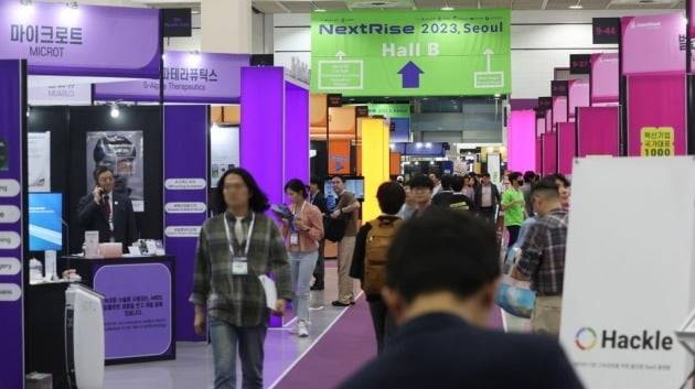 서울 강남구 코엑스에서 열린 '넥스트라이즈' 행사에서 참관객들이 기업 부스를 관람하고 있다. 사진=연합뉴스