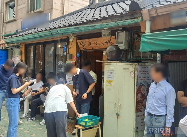 평일 점심시간 한 음식점에 사람들이 긴 대기 줄을 서 있는 모습. /사진=김세린 기자