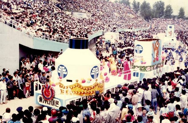 1980년대 중반 울산종합운동장에서 펼쳐진 공업축제 퍼레이드의 한 장면/울산시 제공